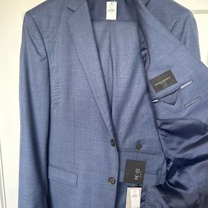 Banana Republic men’s full suit never worn